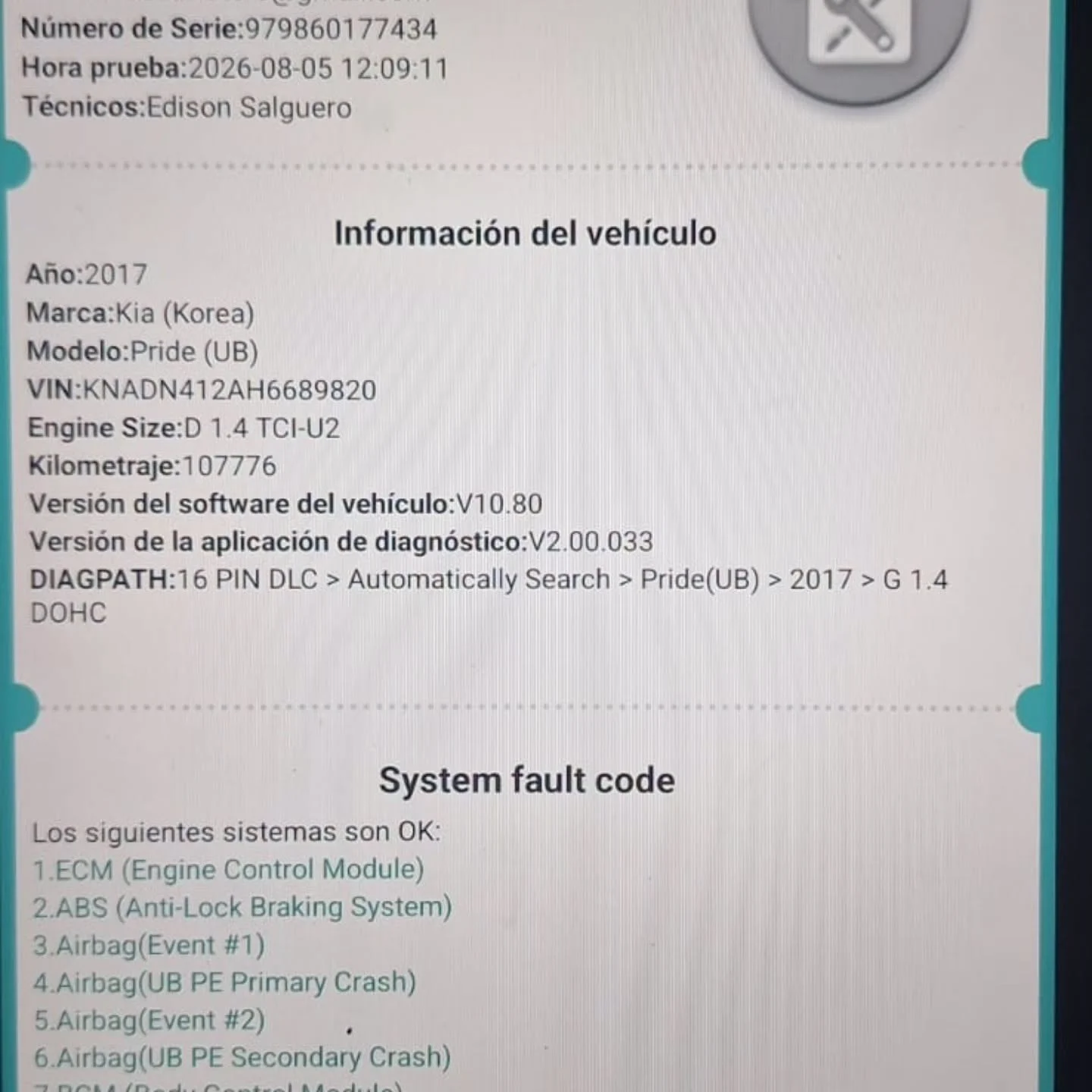 Vehículo siendo revisado con scanner en The Cat Motors