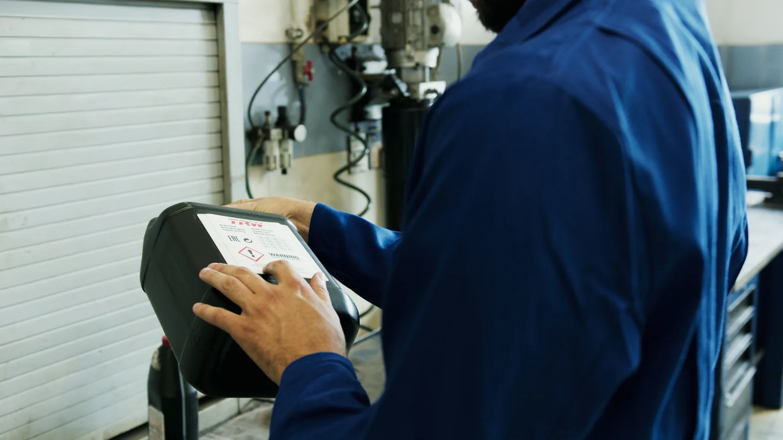 Técnico utilizando equipo de diagnóstico