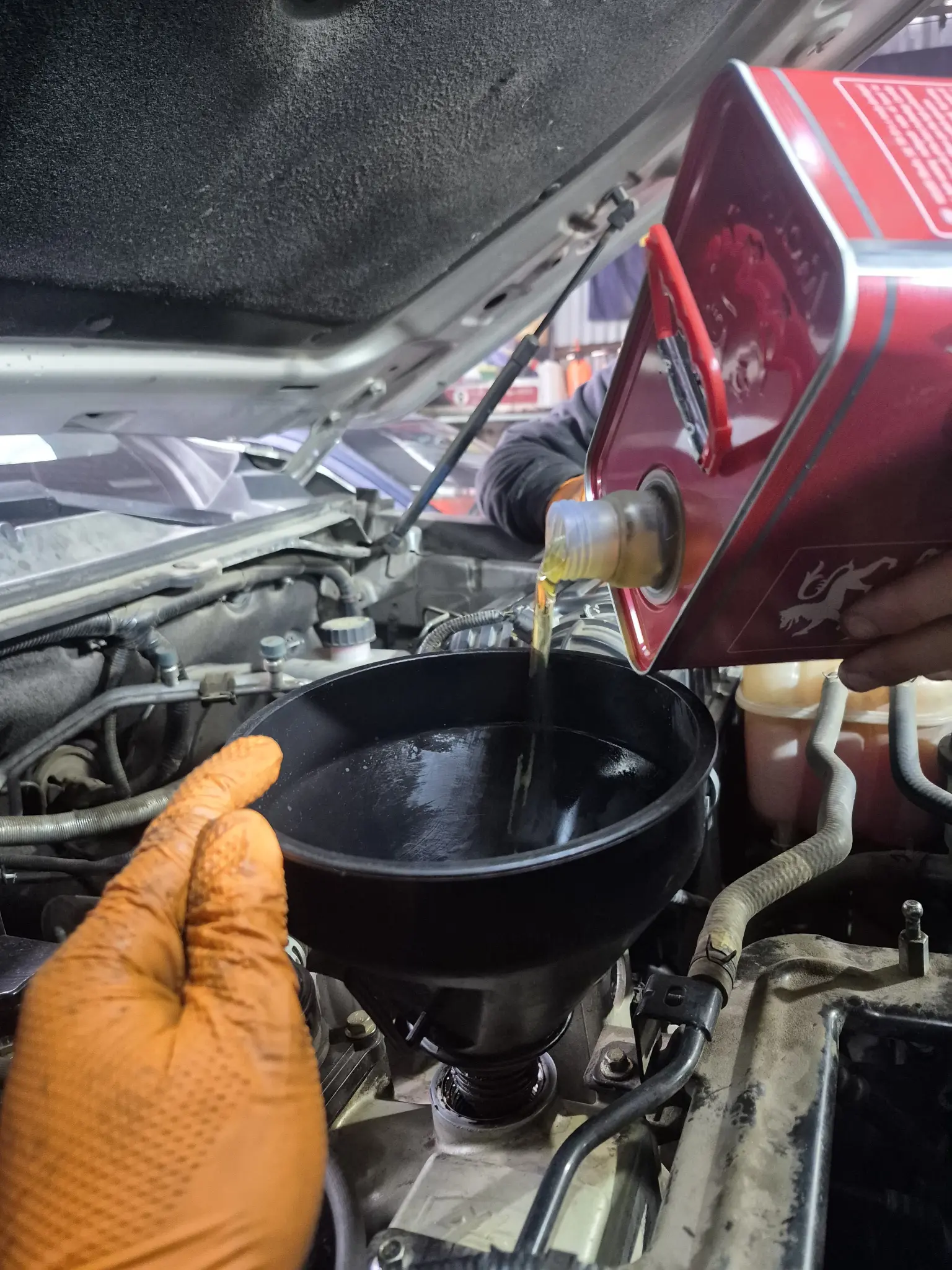 Cambio de aceite de motor realizado en el taller