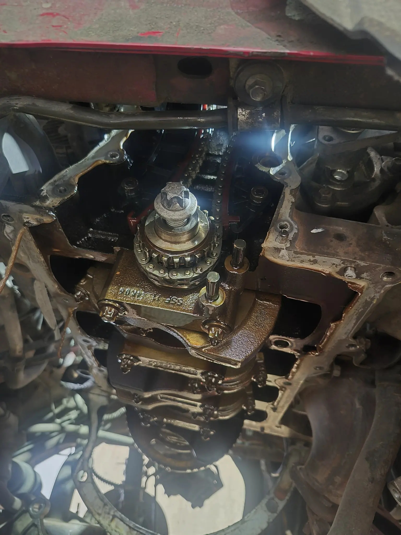 Revisión del motor abierta durante un trabajo mecánico