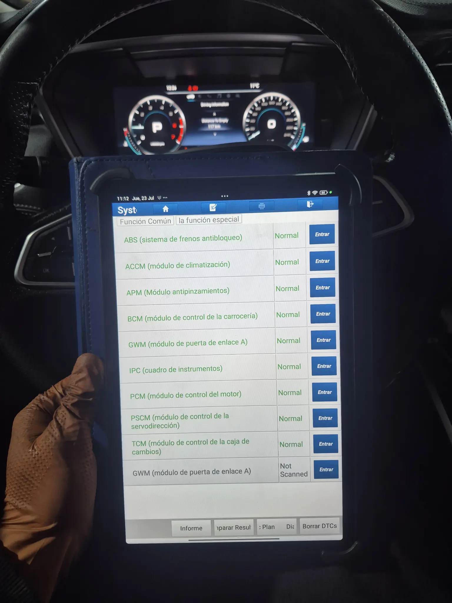 Diagnóstico automotriz con escáner en el taller